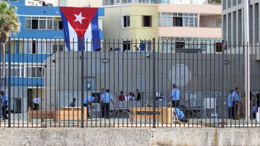 exterior intrare ambasada SUA in Havana, Cuba