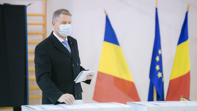 klaus iohannis introduce buletinul de vot in urna