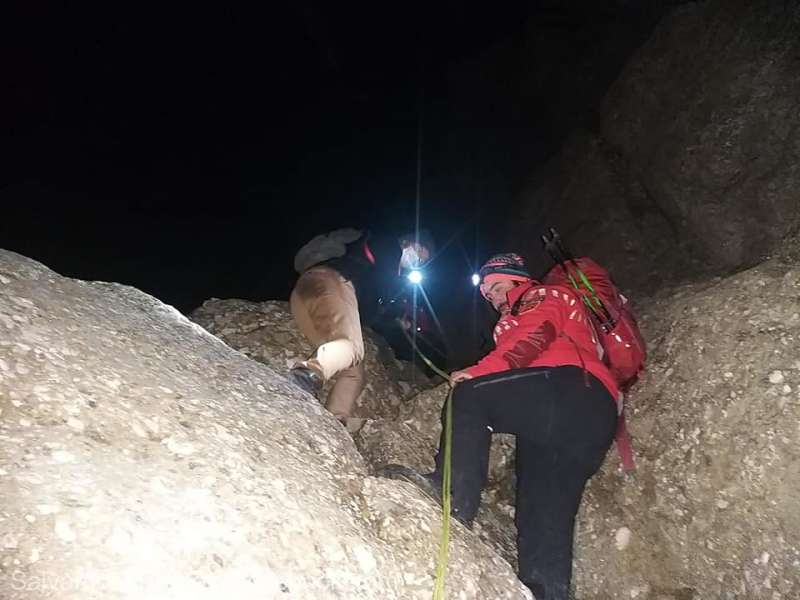 Patru tineri blocaţi în munții Bucegi, recuperaţi după o operaţiune de 10 ore. Erau echipaţi necorespunzător