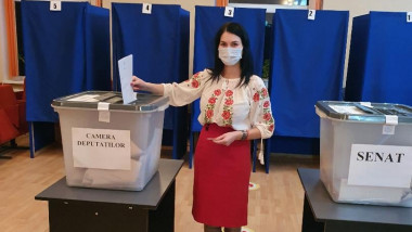 buletine de vot si urne intr-o sectie de votare din chisinau