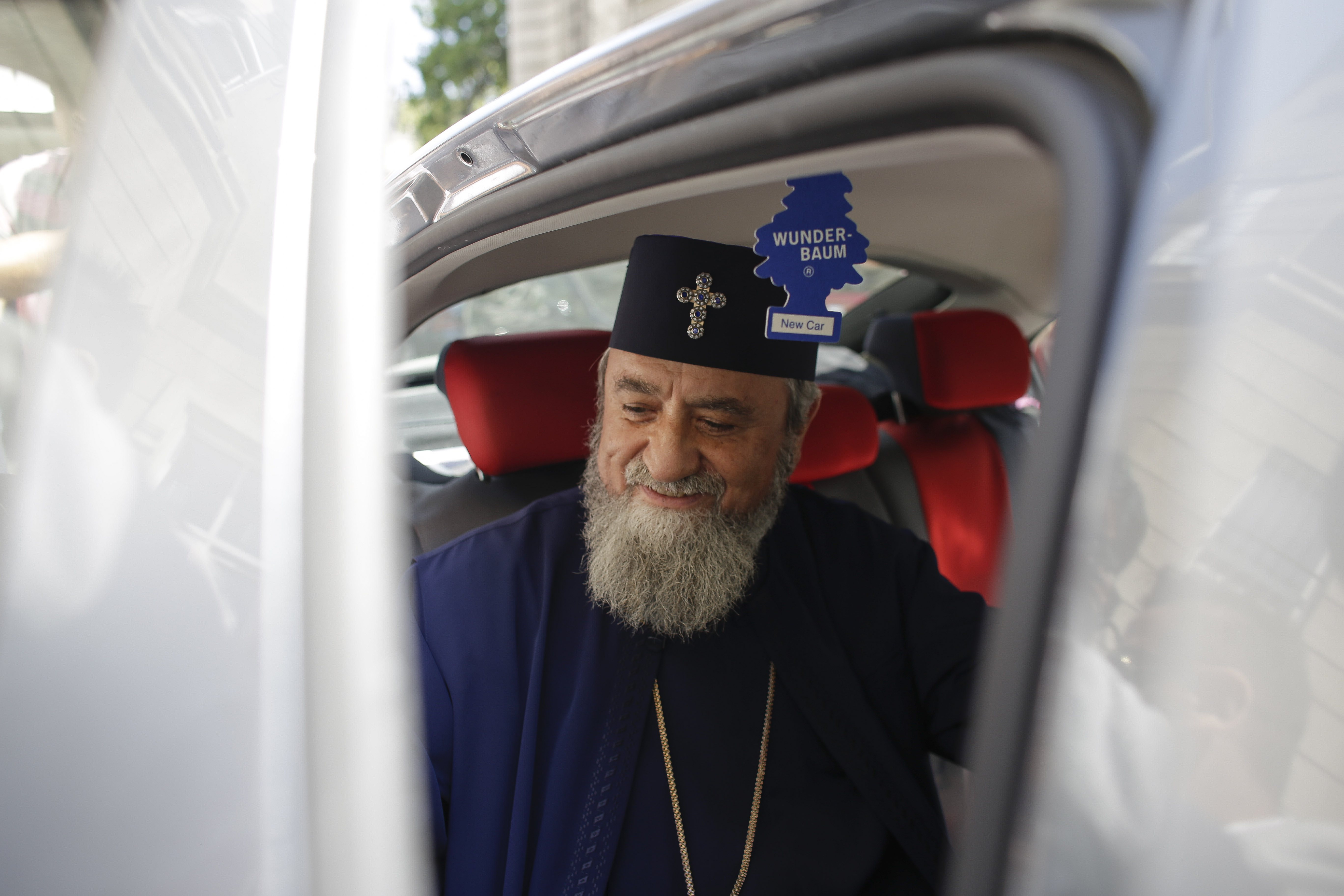Mitropolitul Ardealului le cere iertare credincioşilor că i-a ținut afară, în frig. Ce spune despre Covid