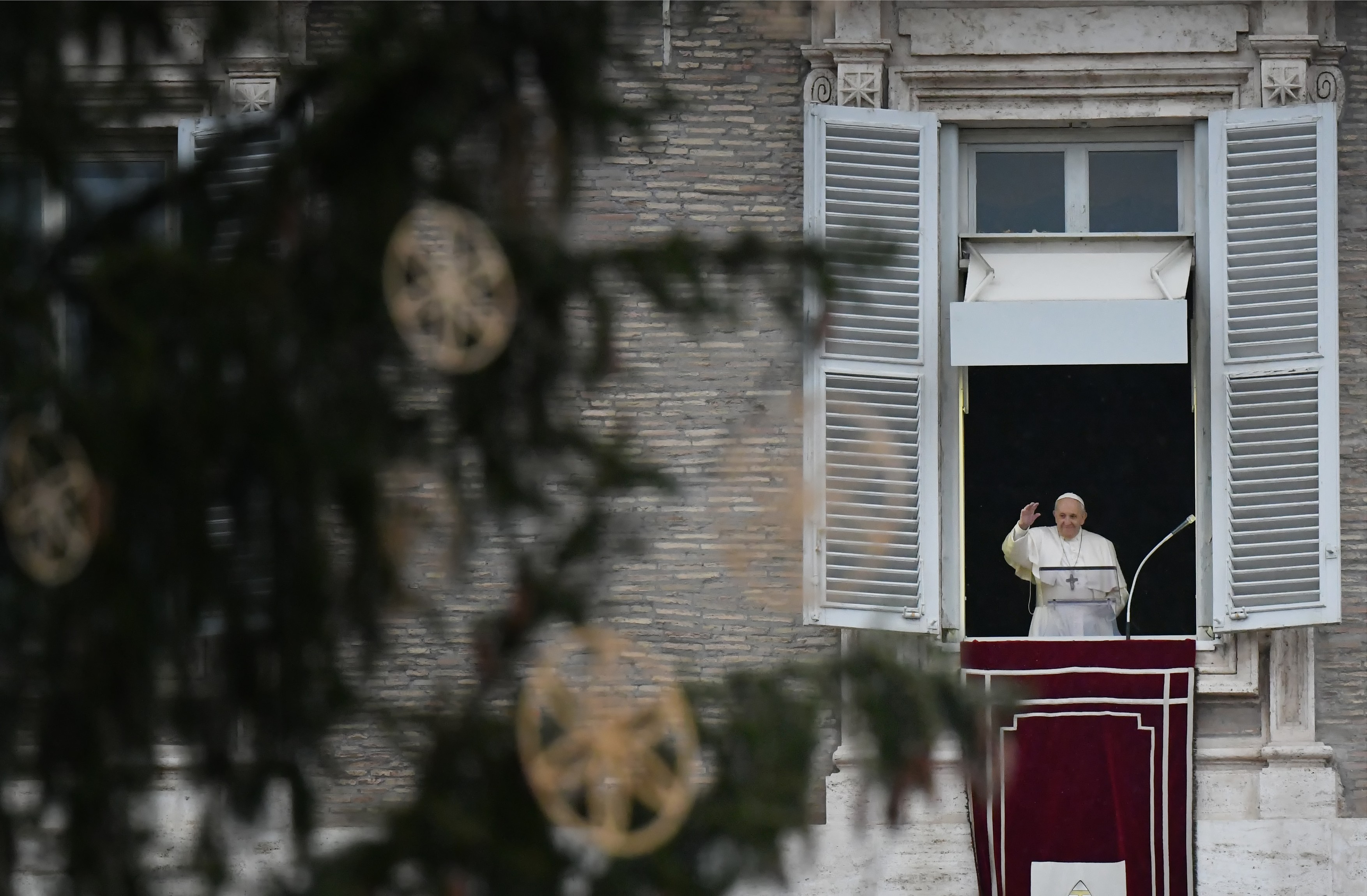 Papa Francisc: Nu există pandemie şi nici criză care să poată stinge lumina Crăciunului