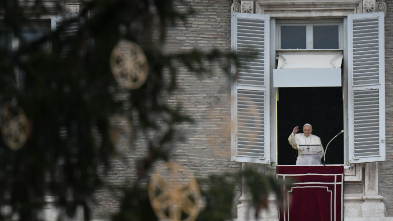 papa francisc saluta de la balcon cu un brad de craciun decorat in fata