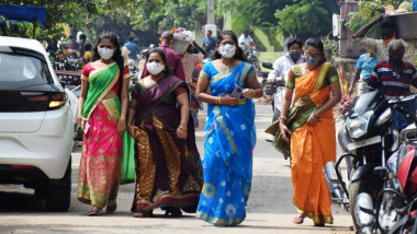 femei cu masca pe strada, in India