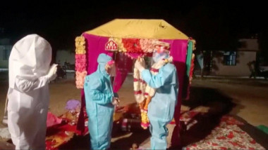 Un cuplu din India s-a căsătorit într-un centru Covid purtand costume de protectie