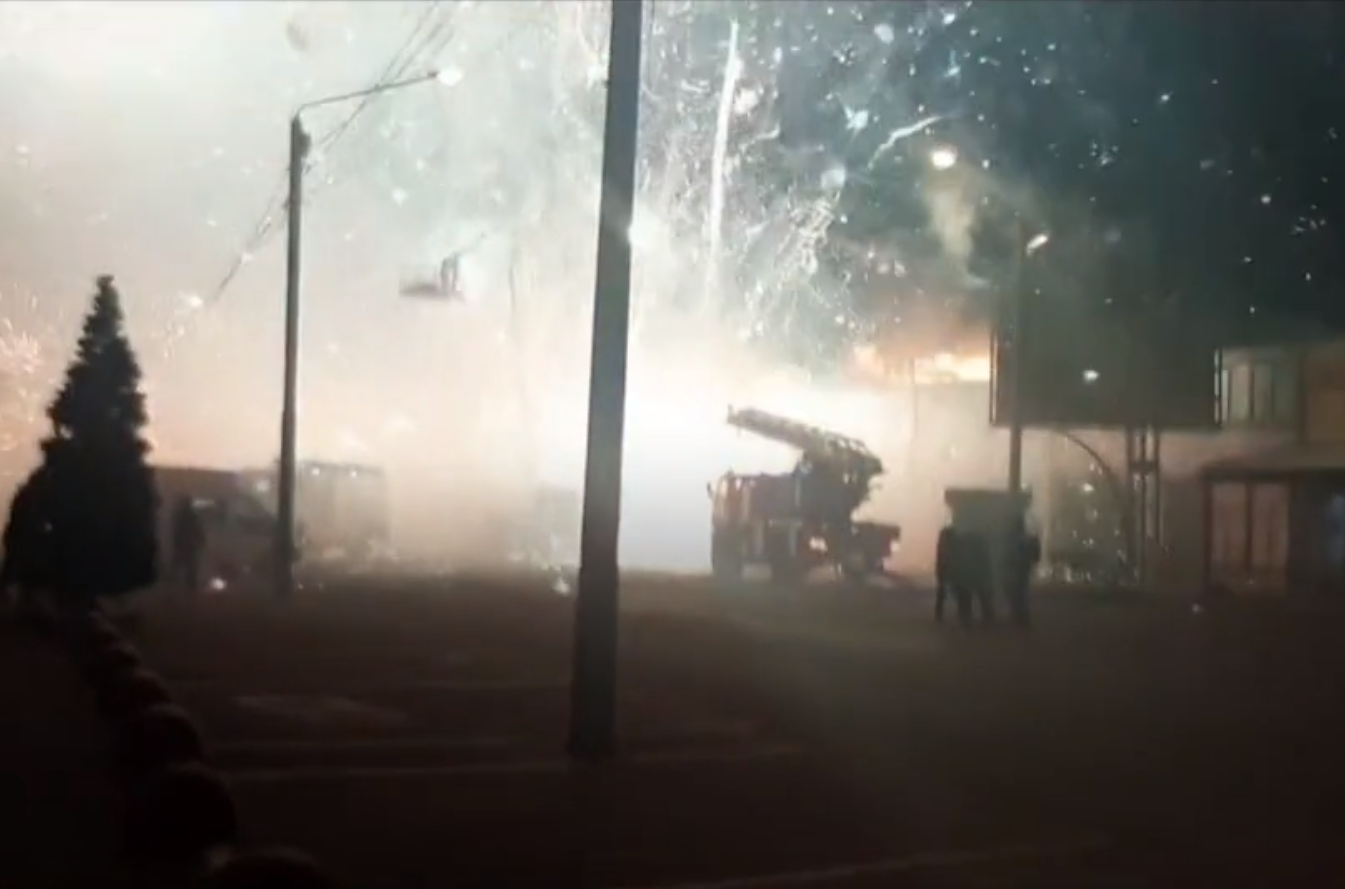 VIDEO. Imagini spectaculoase: Mii de artificii s-au aprins în Rusia, din cauza unui incendiu