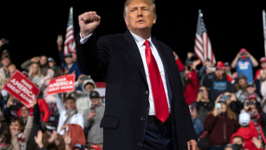 Donald Trump cu pumnul ridicat în fața susținătorilor săi adunați la un miting electoral în statul Georgia, înainte de alegerile speciale pentru Senat care vor avea loc în ianuarie 2021