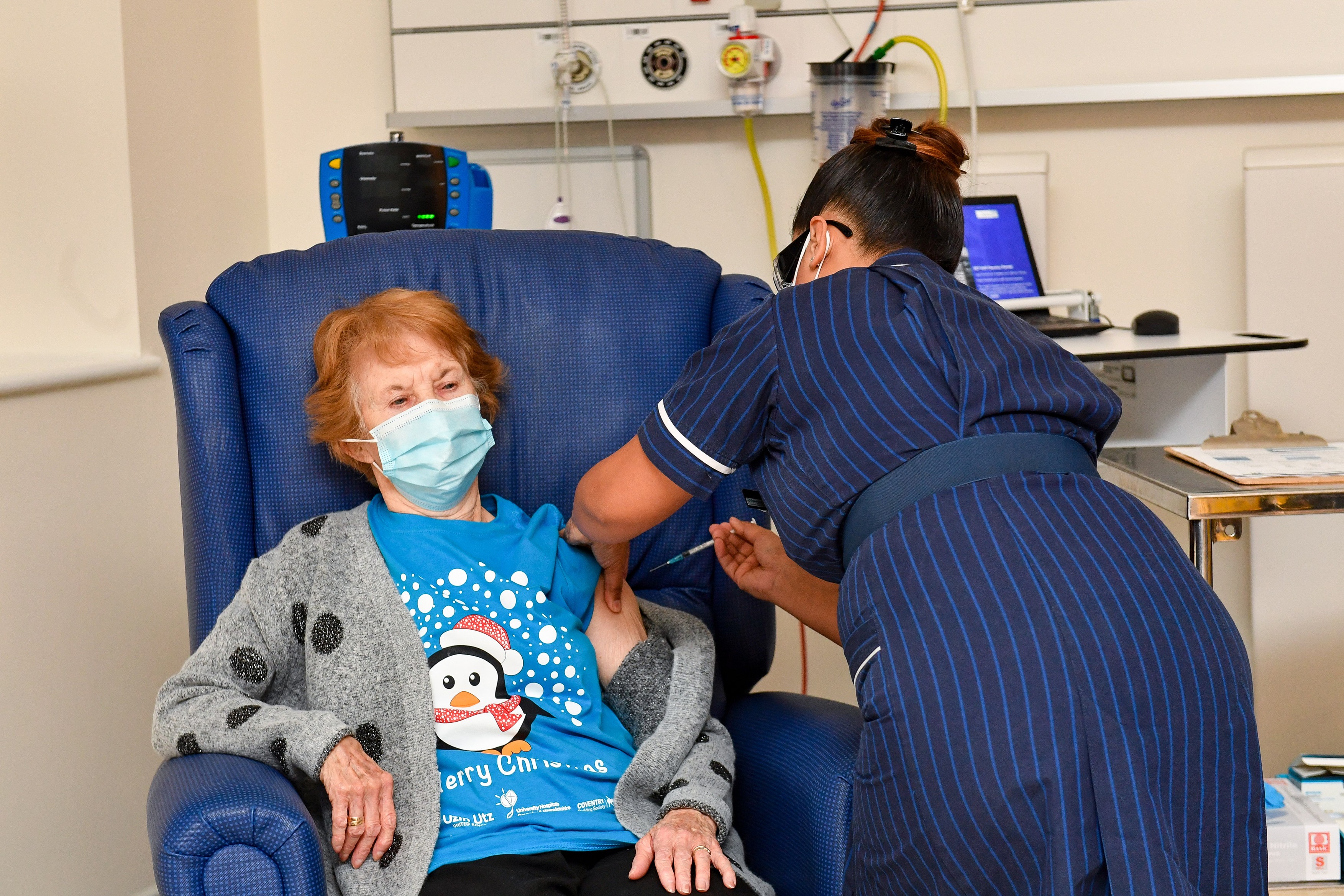 Primul britanic vaccinat împotriva COVID-19 este o femeie de 90 de ani: Este „un privilegiu”