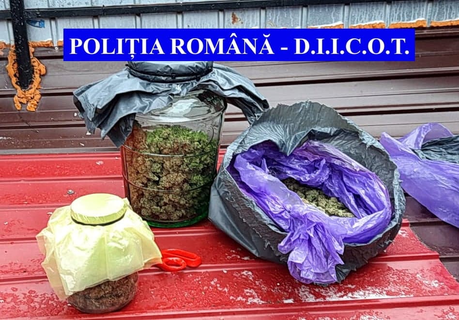 Un bărbat a fost prins cu 2,6 kilograme de cannabis în mașină. La percheziții au mai fost găsite 900 de grame