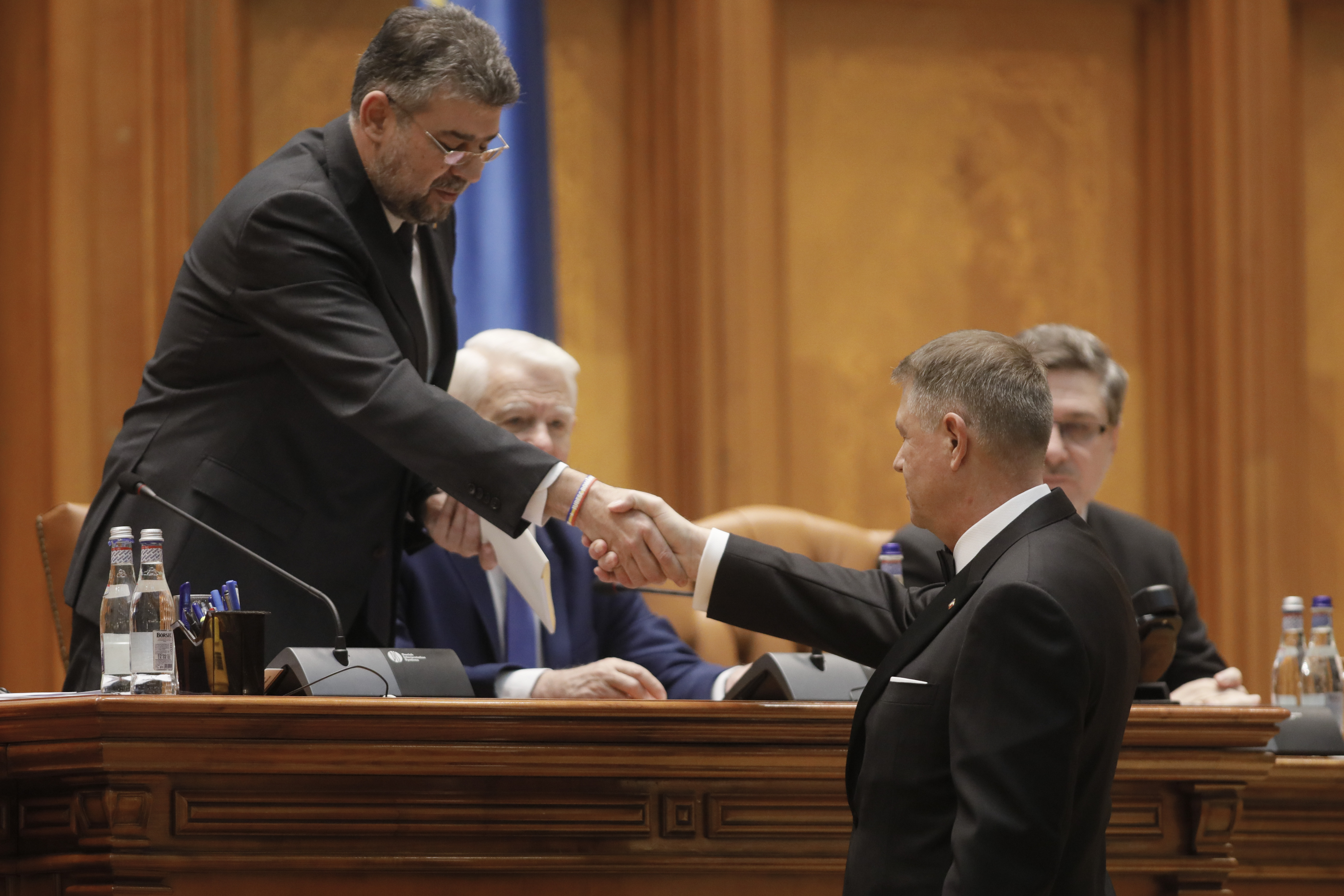 Marcel Ciolacu i-a trimis un cadou lui Klaus Iohannis