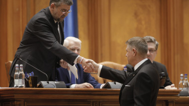 Marcel Ciolacu îl salută pe Klaus Iohannis în plenul Camerei Deputaților