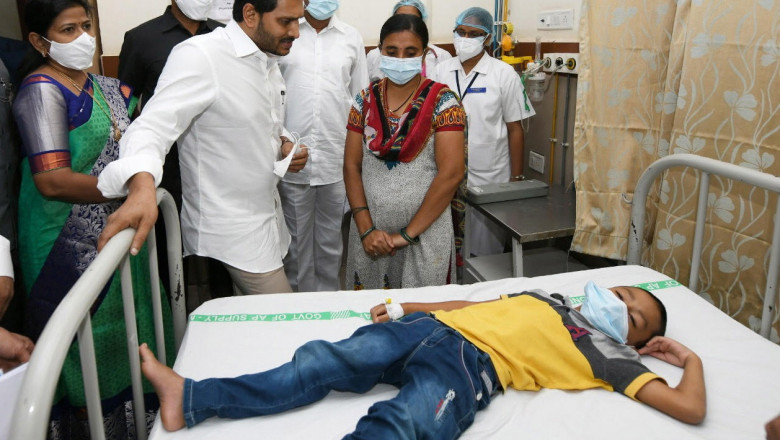 copil pe pat de spital inconjurat de medici si familie