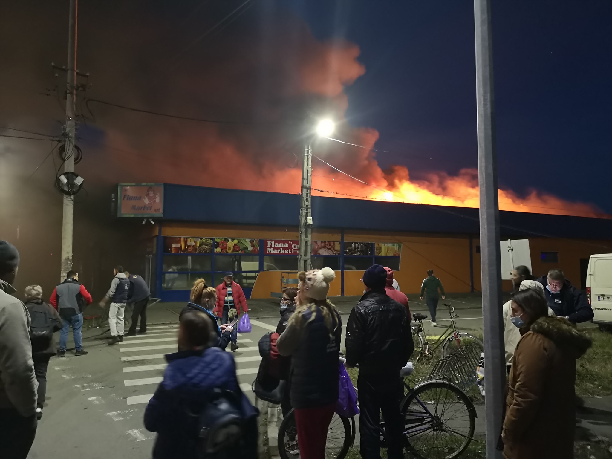 Incendiu într-un supermaket din Arad. Mai multe echipaje de pompieri intervin la fața locului