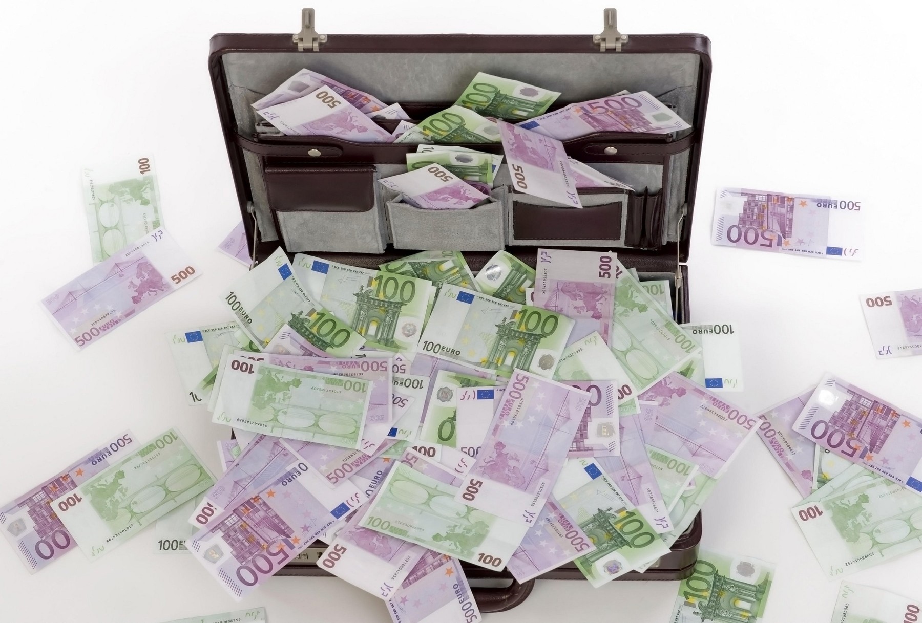 Bancnote euro contrafăcute puse în circulație în România. Polițiștii au făcut percheziții în județul Bihor