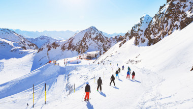 oameni schiaza intr-o statiune din alpii francezi