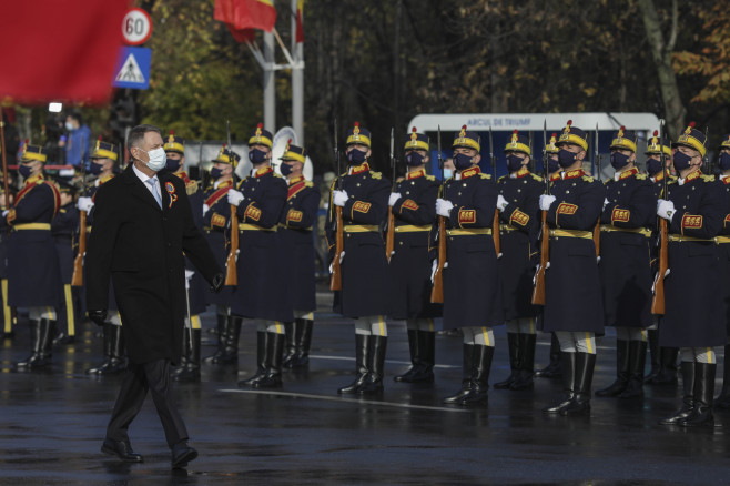 ceremonie-restransa-1-decembrie-ziua-nationala-a-romaniei-arcul-de-triumf-klaus-iohannis-pandemie-inquam-ganea (1)