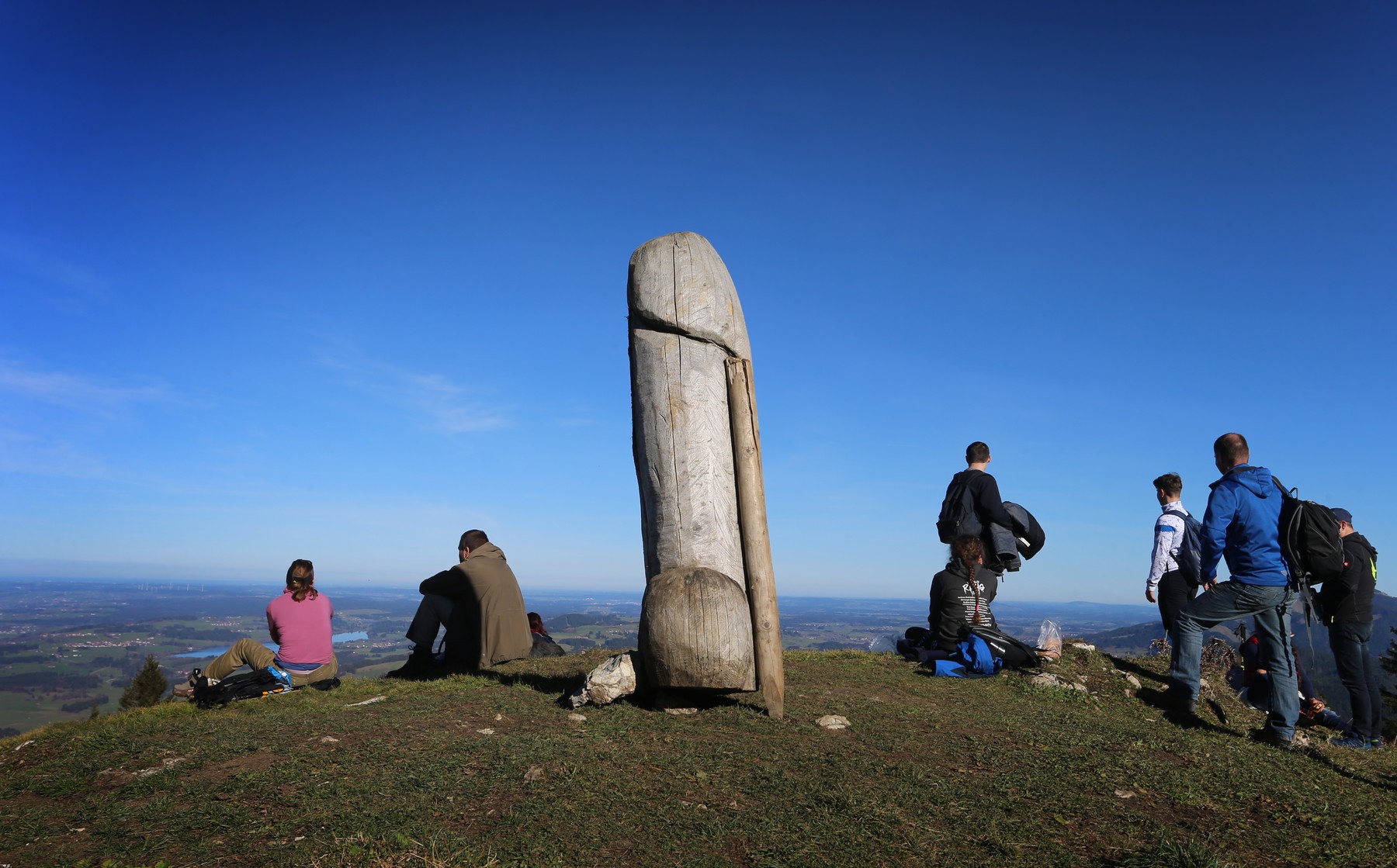 Sculptura bizară catalogată drept „monument cultural” a fost furată de pe un munte german. Povestea amuzantă din spatele incidentului