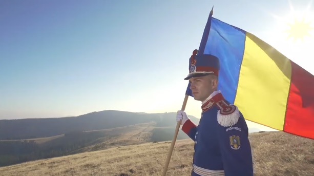 Un jandarm a cântat la pian imnul "Deșteaptă-te, române", la 1700 de metri altitudine