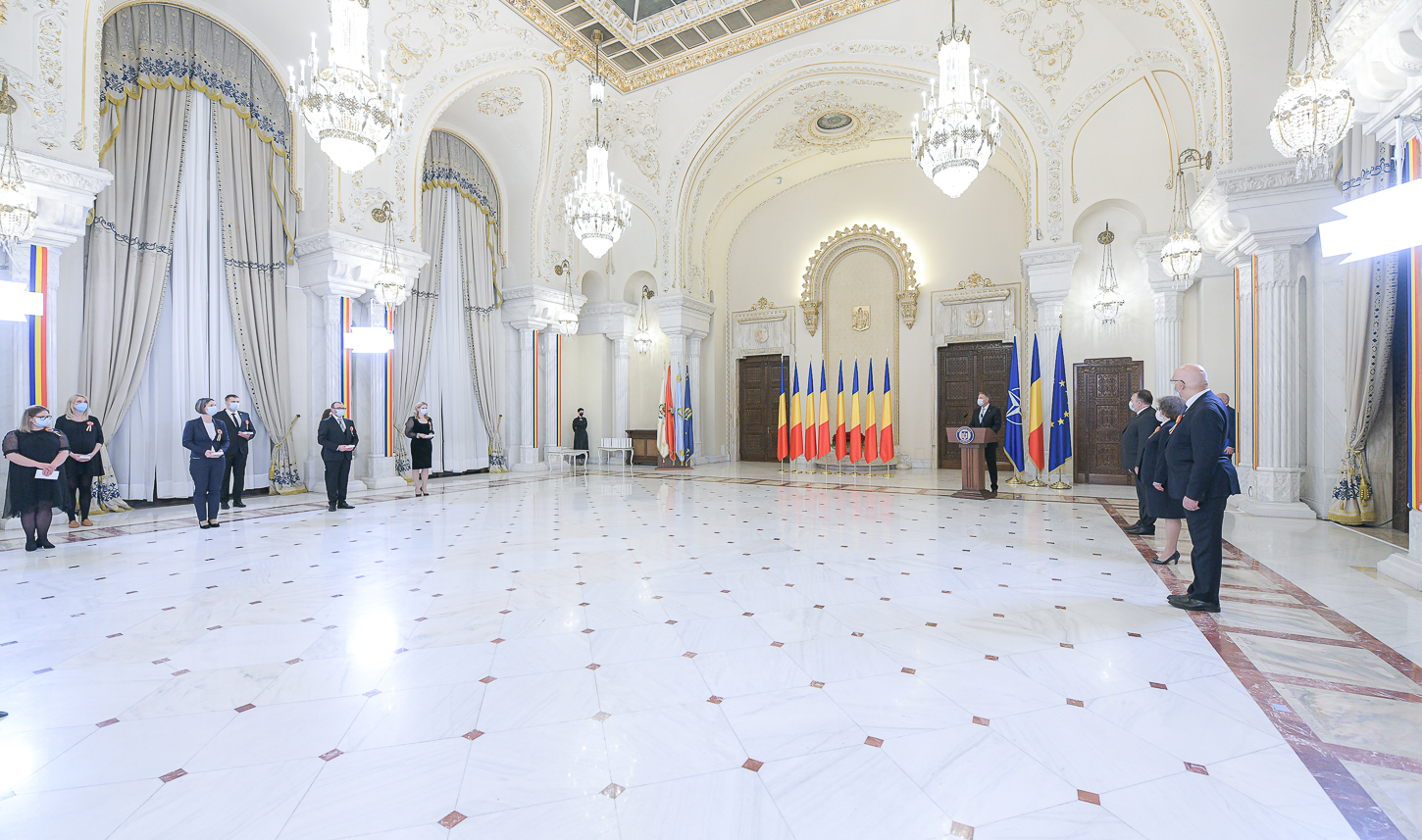 Klaus Iohannis a decorat mai mulți medici din țară: Scrieți o istorie discretă, dar de netăgăduit, a onoarei și demnității