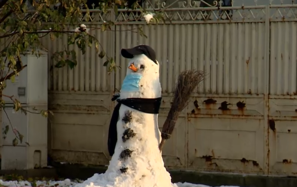 Cum sărbătoresc românii 1 Decembrie în anul pandemiei: fără petreceri, fără grătar și cu oameni de zăpadă cu măști