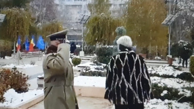 simona draghincescu se invarte in timpul ceremoniei militare de ziua nationala la braila
