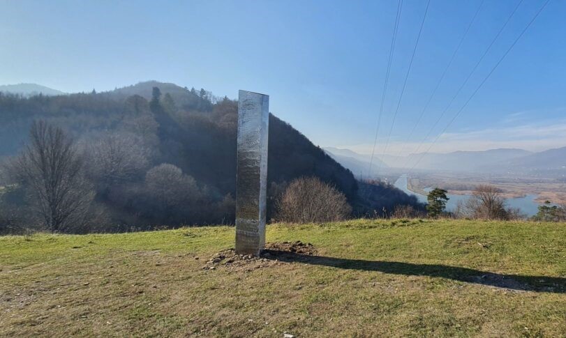 Povestea misteriosului monolit metalic dispărut de la Piatra Neamț a făcut înconjurul presei internaționale