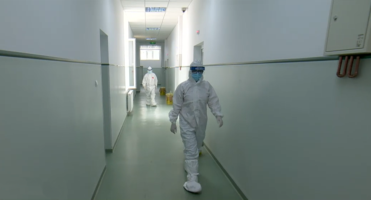 Cine sunt studenții care s-au oferit voluntari în spitalele COVID și ce îi motivează: E o lecție de viață, ca viitor medic