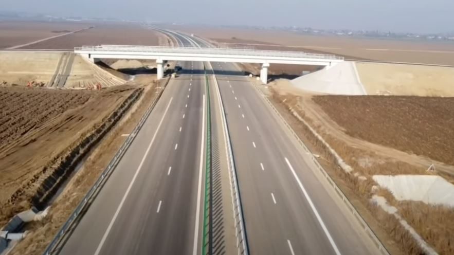 Imagini cu primul tronson de autostradă din Moldova. Circulația se va desfășura cu restricții de viteză