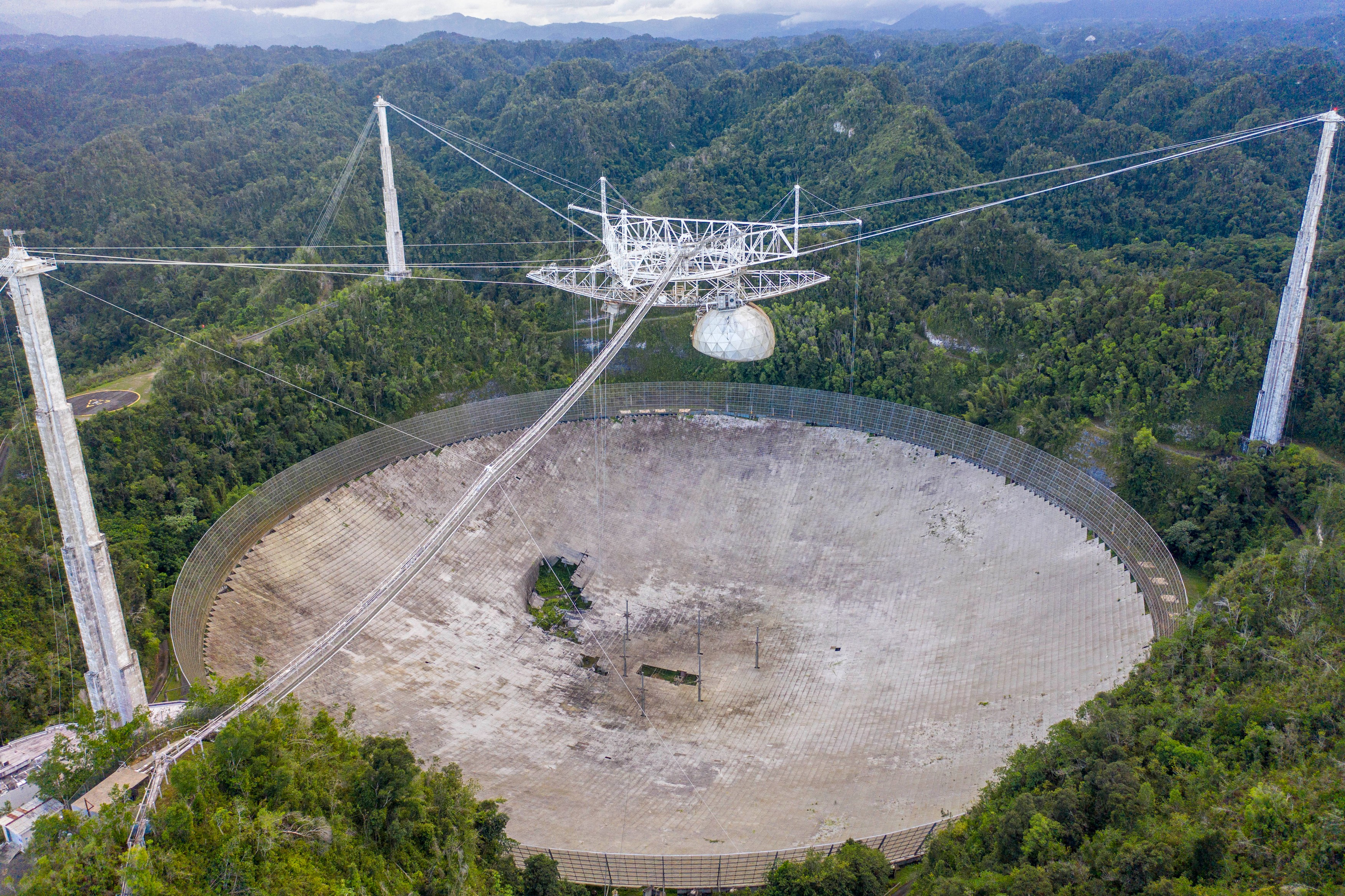 Telescopul Arecibo, folosit pentru a căuta semne ale vieții extraterestre, s-a prăbușit