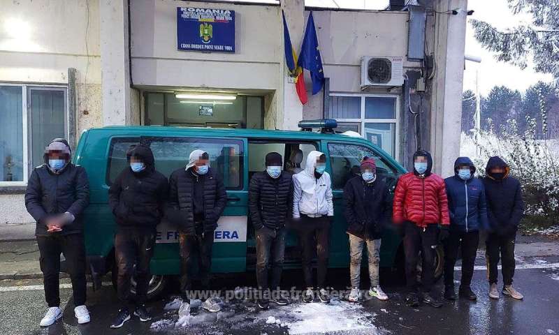 Nouă migranţi prinși de poliţiştii români în timp ce treceau pe jos, prin pădure, granița dinspre Bulgaria
