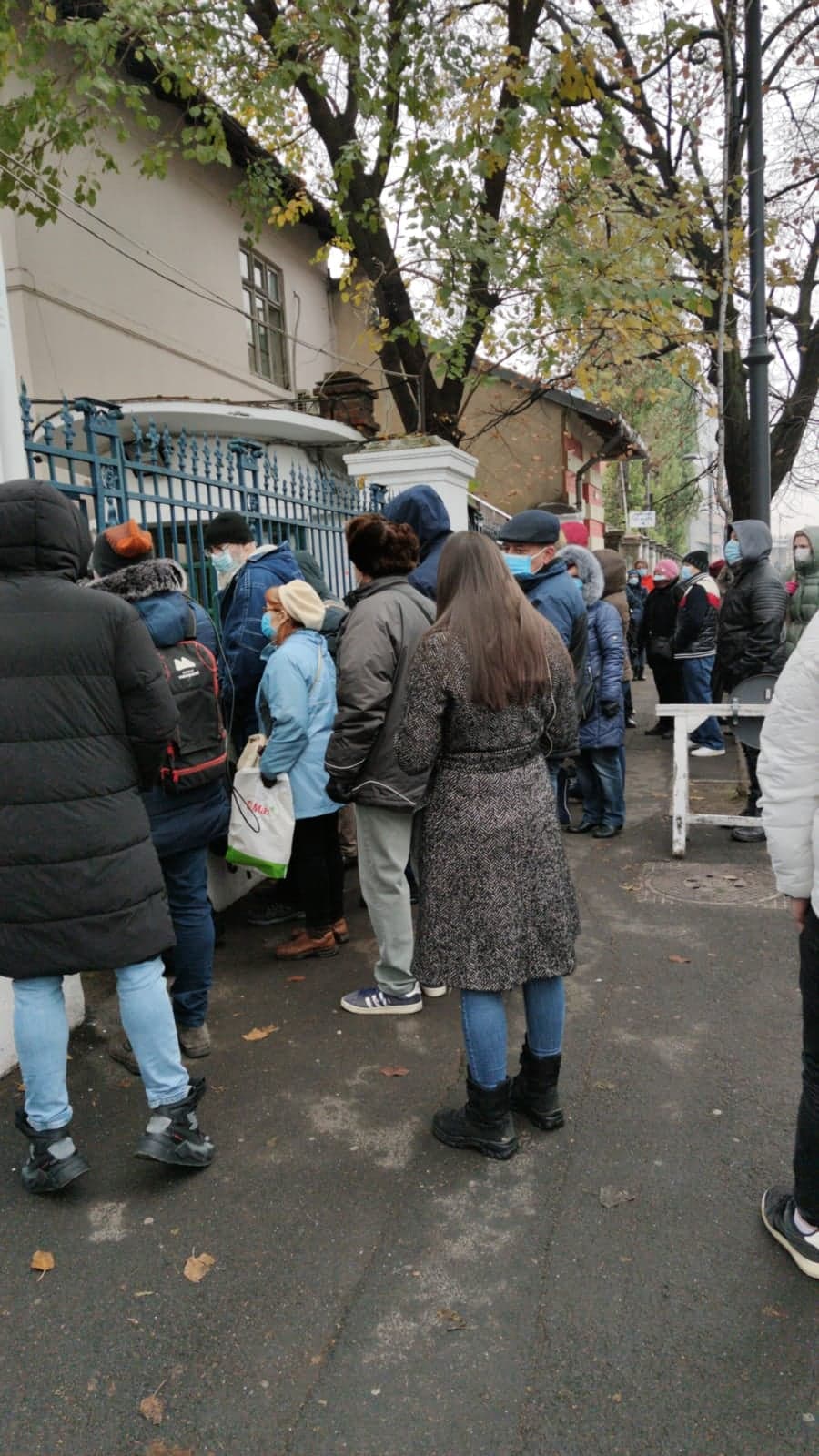 Coadă la Cantacuzino. Zeci de oameni așteaptă să cumpăre noul supliment produs de Institut
