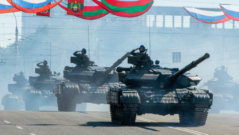 Tancuri la o paradă militară în Transnistria
