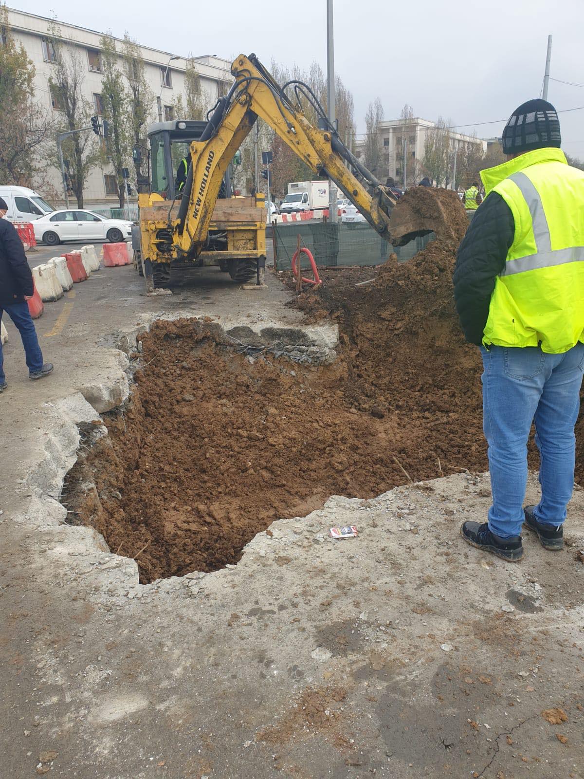 Groapă imensă în asfalt, în apropierea Palatului Cotroceni. O parte a șoselei s-a surpat