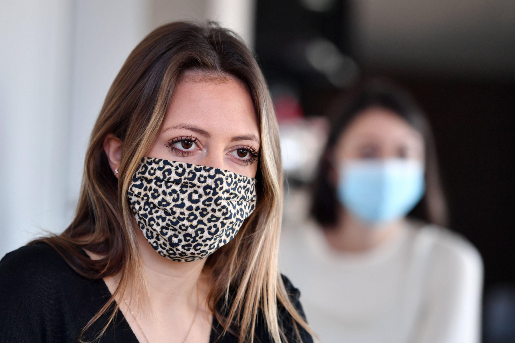 OMS recomandă purtarea măştilor de protecție și acasă, în mai multe situații