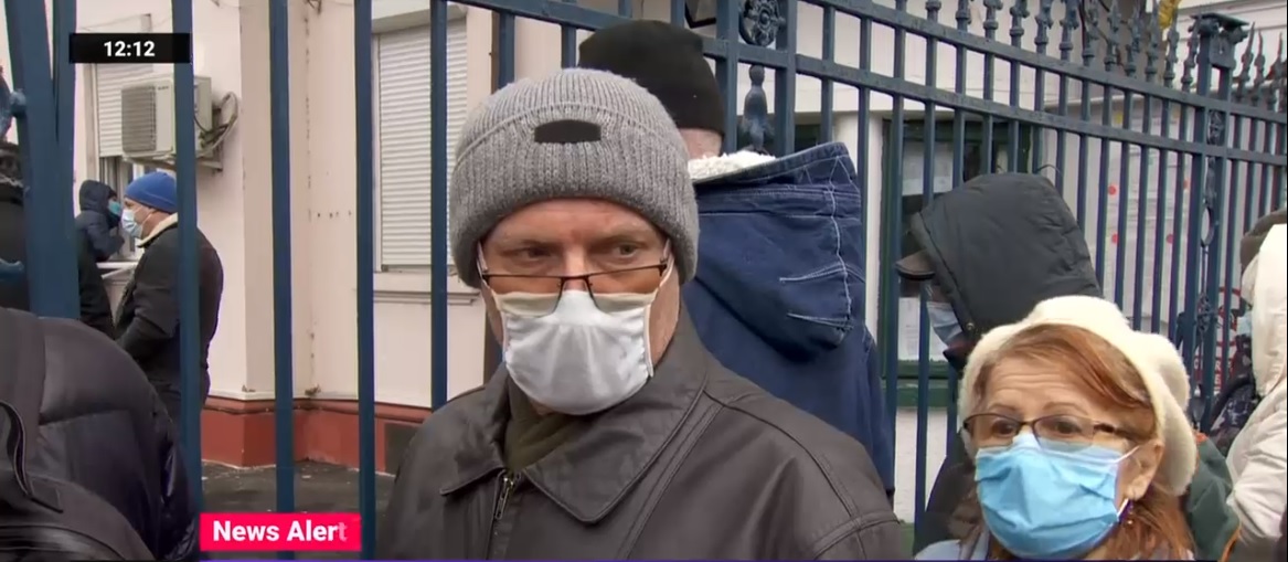 Mulți oameni nu știu pentru ce stau la coadă la Institutul Cantacuzino: "Au ieșit niște pastile pentru Covid"