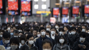 oameni din japonia cu masca pe fata