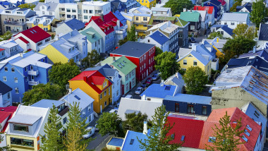 strada cu case cu acoperisuri colorate in islanda