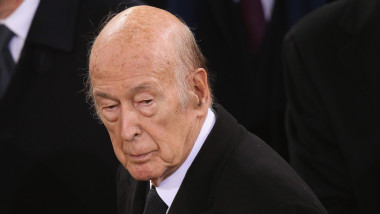 Fostul președinte francez Valery Giscard d'Estaing, în noiembrie 2015, la funeraliile prietenului său, fostul cancelar german Helmut Schmidt, decedat la vârsta de 96 de ani