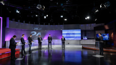 platoul de emisiuni al digi24, in semiintuneric, cu cei sase invitati de la partide asteapta sa inceapa dezbaterea electorala