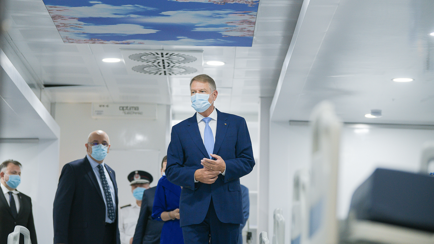 Klaus Iohannis vizitează centrul de vaccinare anti-Covid pregătit la Romexpo. CSAT aprobă astăzi strategia națională de vaccinare