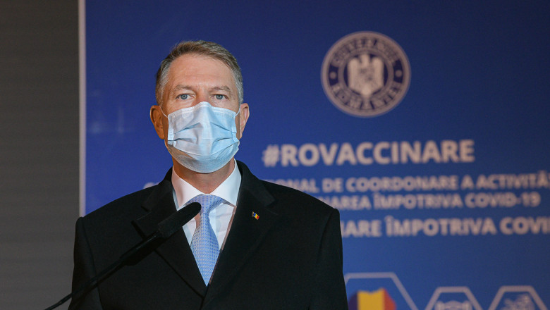Președintele Klaus Iohannis susține o declarație de presă la Centrul de vaccinare anti-Covid organizat la Romexpo.