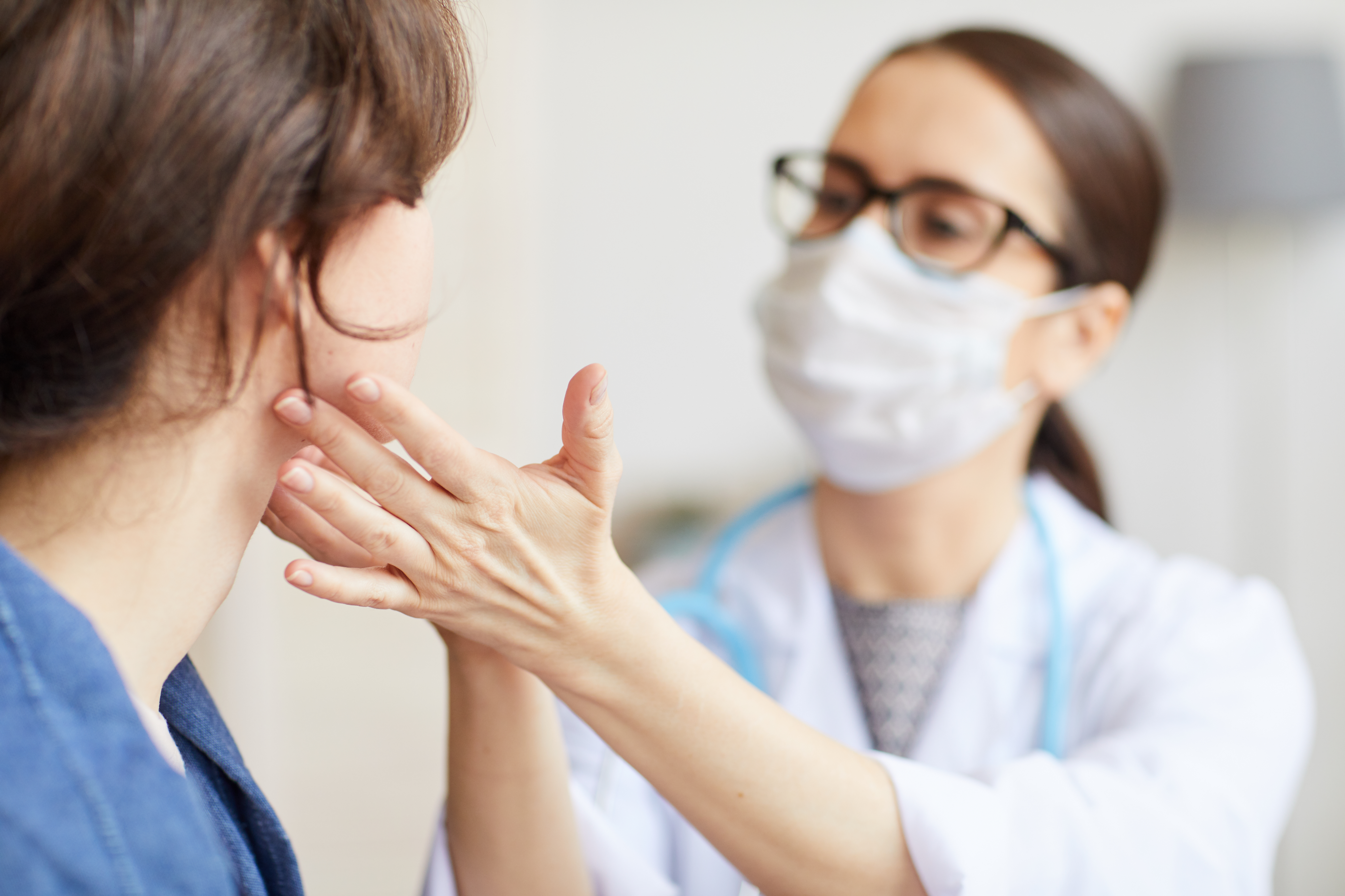 Noi reguli de tratament pentru COVID-19: Plasma nu și-a dovedit eficiența. Asimptomaticii nu necesită medicație