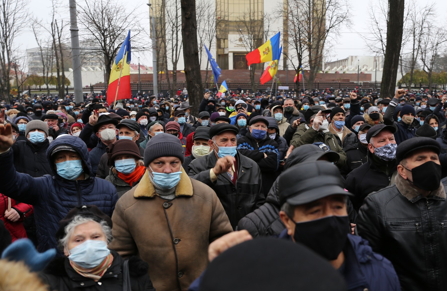 Protest la Chișinău: Mii de oameni se opun proiectului lui Dodon care vrea să reducă atribuțiile președintelui Maia Sandu