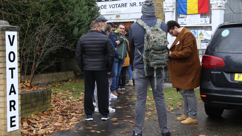 oameni la rand in afara unei sectii de votare din londra