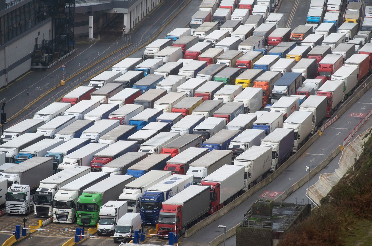 Brexit fără acord, semne de panică: Magazinele, sfătuite să-și facă stocuri. Sute de TIR-uri stau la coadă pentru a intra în UK