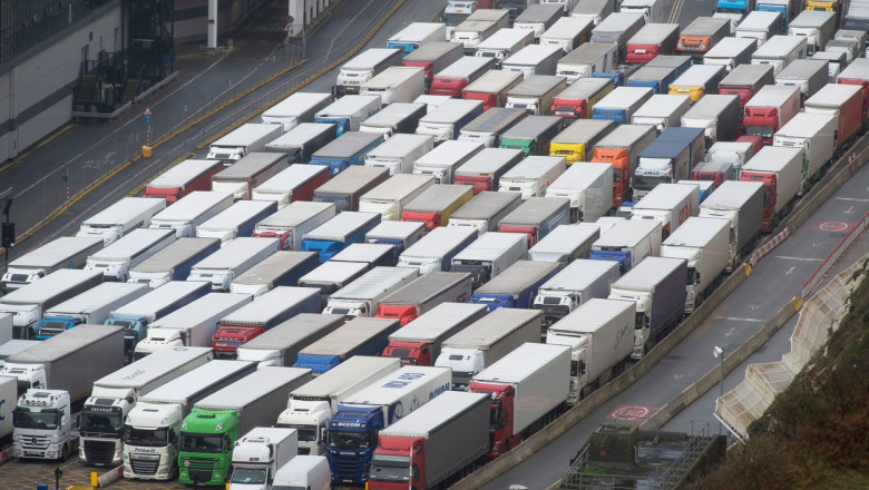 Sute de camioane așteaptă să intre în portul Dover