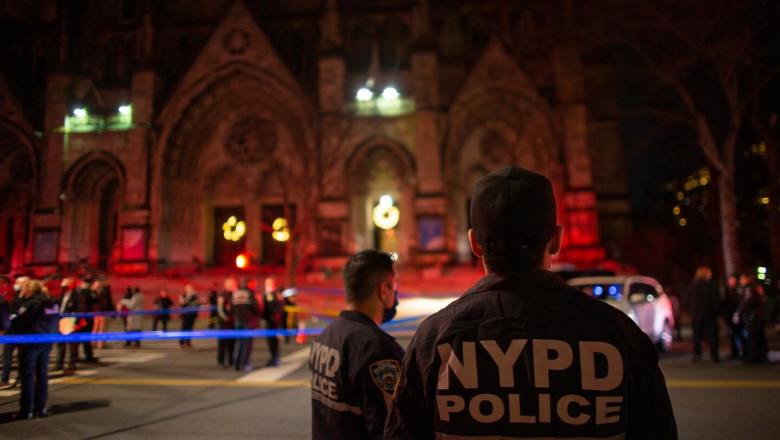 politie seara in fata catedralei st john din new york