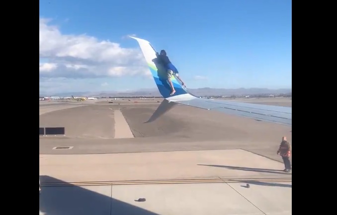 VIDEO. Un bărbat a urcat pe aripa unui avion care se pregătea de decolare