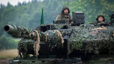 Tanchişti germani la manevre militare în 2018, la testarea unui batalion-prototip pentru viitoarea armată UE.
