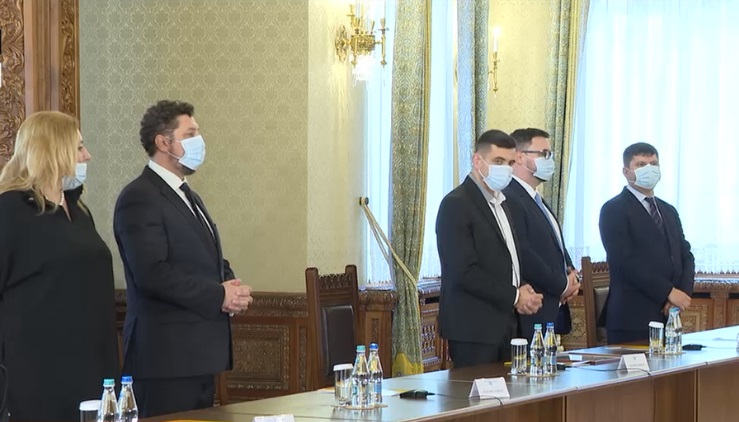 AUR, după ce a întârziat la întâlnirea cu Iohannis: "Ne-am plimbat". Șoșoacă: "La final mi-am dat jos masca"